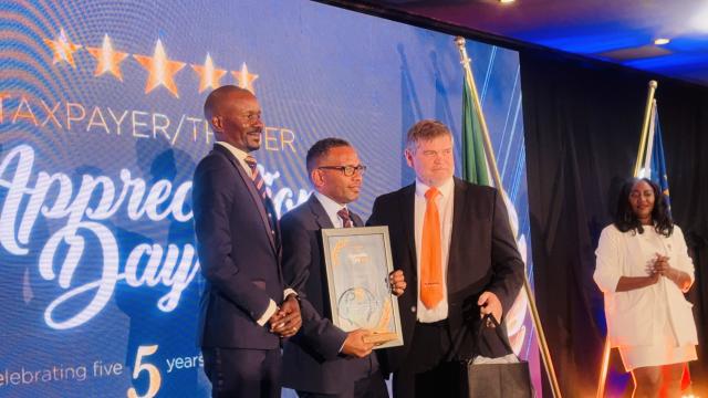 SWAKOPMUND, 07 April 2026 - Namibia Revenue Agency Commissioner Sam Shivute and Board Chairperson Pieter Kruger photographed with DEBMARINE Willy Mertens at the NamRA Taxpayer/trader appreciation award night at Swakopmund. (Photo by:Isabel Bento) NAMPA