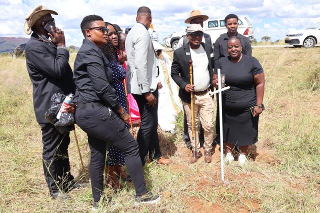 OKAKARARA, 13 April 2026 - The Okakarara community on Monday afternoon at the accident scene former Otjozondjupa Governor, and Member of Parliament James Uerikua and his son Venturo died on 03 April 2026. (Photo by: Mulisa Simiyasa) NAMPA