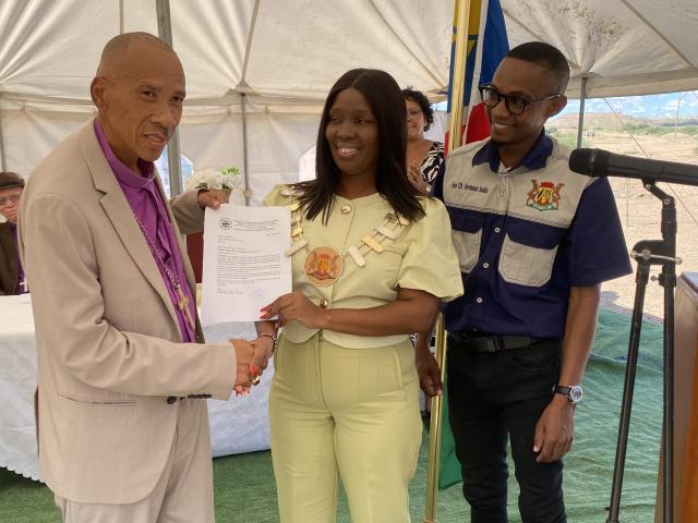 MARIENTAL, 15 April 2026- The Evangelical Lutheran Church of the Republic of Namibia, donated 65 hectares of land to the Mariental Municipality on Wednesday. Receiving the donation from the ELCRN Bishop Abraham ||Kheibeb is the Mariental mayor Ethel Isaacks alongside with the Chairperson of the management committee Hermanus Isaak
