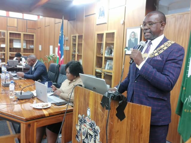 OTJIWARONGO, 07 May 2026 - Otjiwarongo Mayor, Leonard Simushi tables budget for the 2026/2027 financial year of the municipality on Thursday afternoon at the council chambers. (Photo by: Mulisa Simiyasa) NAMPA 