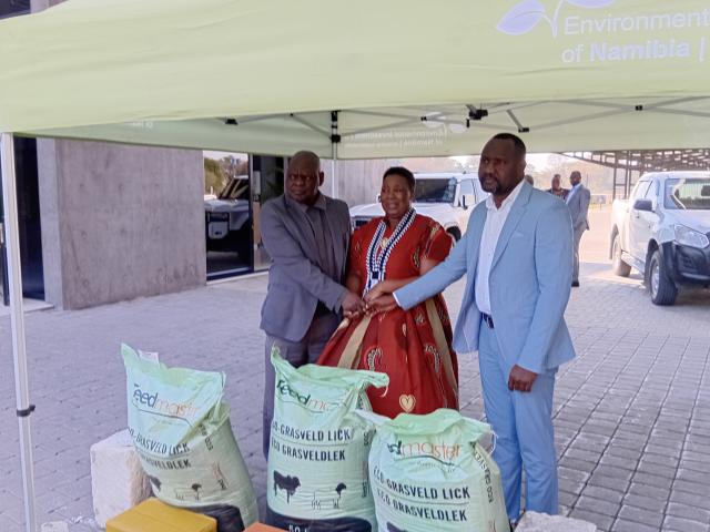 KATIMA MULILO, 17 July 2026 – The Environmental Investment Fund of Namibia (EIF) on Friday pledged supplementary livestock feed valued at N$500,000 to the Zambezi Regional Council (ZRC).
The pledge is meant to benefit over 3,000 vulnerable livestock farmers in the region, especially those affected by floods in the Kabbe North, Kabbe South, and Katima Rural constituencies.

(Photo: Michael Mutonga Liswaniso) NAMPA 
