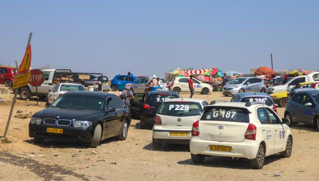 WINDHOEK, 04 September 2026 - Vendors and traffic at the incomplete Havana Four-Way in Katutura. The stalled road construction has become the centre of a dispute between vendors and contractors. (Photo by: Hesron Kapanga) NAMPA 