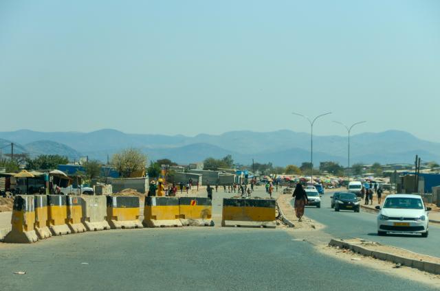 WINDHOEK, 04 September 2026 - Vendors and traffic at the incomplete Havana Four-Way in Katutura. The stalled road construction has become the centre of a dispute between vendors and contractors. (Photo by: Hesron Kapanga) NAMPA 