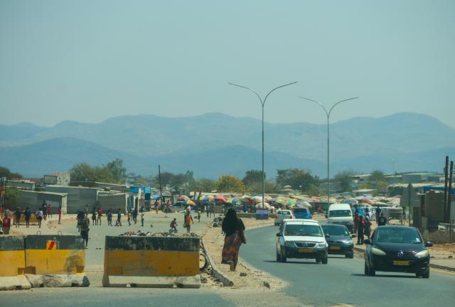 WINDHOEK, 04 September 2026 - Vendors and traffic at the incomplete Havana Four-Way in Katutura. The stalled road construction has become the centre of a dispute between vendors and contractors. (Photo by: Hesron Kapanga) NAMPA 