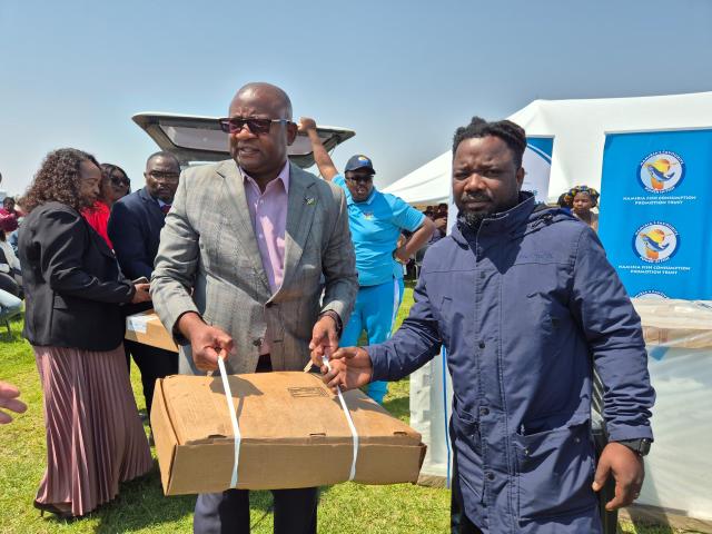SWAKOPMUND, 11 September 2026 - Chief Regional Officer Sam Ntelamo handing over a box of fish to one of the 10 beneficiaries of the Erongo Governor’s Fish Consumption Promotion Project in Swakopmund. (Photo contributed) 