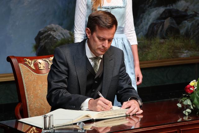 WINDHOEK, 07 October 2026 – Newly appointed German Ambassador to Namibia Thomas Wimmer signing the visitors' registry book after presenting his letter of credence to President Netumbo Nandi-Ndaitwah at State House (Photo: Andreas Thomas) NAMPA