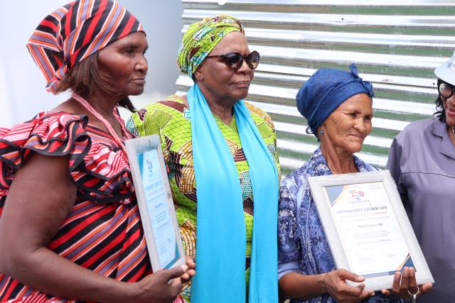 WINDHOEK, 16 October 2026 – President Netumbo Nandi-Ndaitwah pictured with the beneficiaries of the prefabricated houses that she sponsored, from left Johana Kambwela from Kilimanjaro, and Menesia Ngunovandu (right), from 8ste Laan (Photo: Andreas Thomas) NAMPA