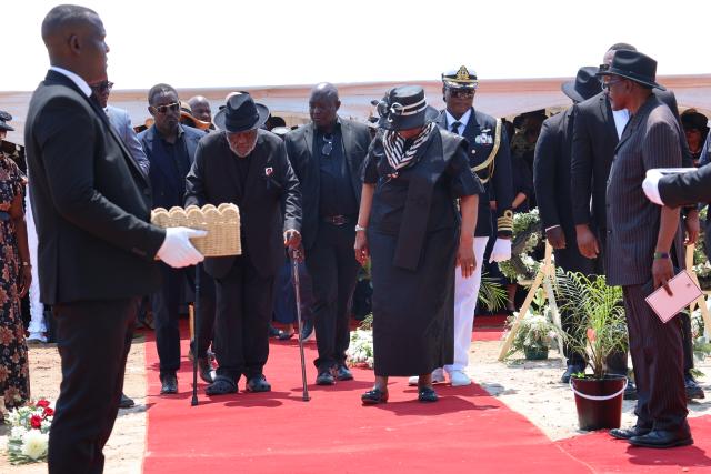 WINDHOEK, 31 October 2026 – President Netumbo Nandi-Ndaitwah and former President Hifikepunye Pohamba at the grave site of his wife and former First Lady Penehupifo Pohamba (Photo: Andreas Thomas) NAMPA