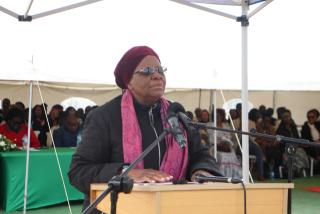 SWAKOPMUND, 16 August 2024 - Vice President Netumbo Nandi-Ndaitwah speaking at the handing over of the new boundary wall at the Festus !Gonteb Primary School in Swakopmund. (Photo by: Isabel Bento) NAMPA