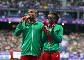 PARIS, 07 September 2024 – Paralympic sprinter Lahja Ishitile and her guide Sem Shimanda pictured with their bronze medals for the women’s T11 200 metre (m) race at the Stade de Paris. (Photo by: Hesron Kapanga) NAMPA