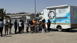 WALVIS BAY, 17 September 2024 - Walvis Bay residents lining up at the free dental services truck. The dental truck is at the town as part of the 2024 National Oral Health Awareness Week which was launched at Walvis Bay on Tuesday. The truck will also proceed to Swakopmund where it will provide free dental services to residents. (Photo by: Isabel Bento) NAMPA