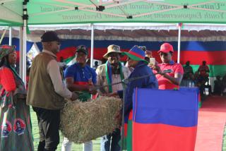 OMUTHIYA, 19 October 2024 - Swapo presidential candidate, Netumbo Nandi-Ndaitwah hands over some of the donated fodder to Oshikoto Governor Penda Ya Ndakolo. (Photo by: Gabriel Tomas) NAMPA