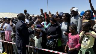 WALVIS BAY, 16 November 2024 - President of the Independent Patriots for Change (IPC) Dr Panduleni Itula greeting party supporters at a rally at Walvis Bay. (Photo by: Isabel Bento) NAMPA