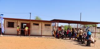 GAM, 27 November 2024 – Voters standing in a queue at the Gam Polling Station in the Tsumkwe Constituency, during the 2024 Presidential and National Assembly Elections. (Photo b: Hesron Kapanga) NAMPA