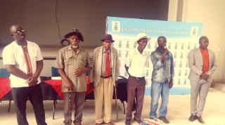 KATIMA MULILO, 20 December 2024 – The Mayor of Katima Mulilo, John Ntemwa (left) standing with some of the senior citizens who shared their gratitude after receiving their food parcels on Friday.
(Photo by: Michael Mutonga Liswaniso) NAMPA
