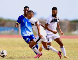 OSHAKATI, 02 January 2025 - Bucs Buccaneers' Giovanni Engelbrecht (C) in action against KK Palace during the quarter-finals of the MTC Maris Cup at the Oshakati Independence Stadium. (Photo by: Hesron Kapanga) NAMPA