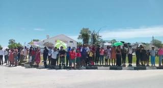 ETUNDA, 20 February 2025- Mourners on the side of the road as they look on at the late Founding President Sam Nujoma's remains at Ondangwa. (Photo by: Maria David) NAMPA 