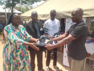 KATIMA MULILO, 25 March 2025 - Kabende Kabende (R) on Tuesday facilitated the delivery of the first phase delivery of 50 kits of school uniforms for Singalamwe Combined School. Here he officially hands over the kits to principal Muchezi Lishokomosi as well as centre cluster principal, Benedict Nalisa and school board chairperson, Straten Muzizimbi.
(Photo by: Michael Mutonga Liswaniso) NAMPA