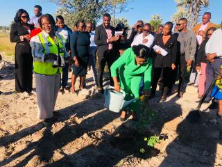 NKURENKURU, 12 May 2025 – Kavango West Governor, Verna Sinimbo on Monday led a regional initiative to plant trees in honour of Founding President Sam Nujoma, Held at the Kavango West Regional Office Park in Nkurenkuru.
(photo: Lylie Joel)
NAMPA