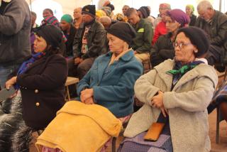 BERSEBA, 10 June 2025 – The wife (in the middle) of the late Emeritus Stephanus Tiboth pictured at Berseba with Swapo members at the reading of the message of condolences by the Swapo party president, Netumbo Nandi-Ndaitwah to the Tiboth family. (Photo by: Suzith Tjitaura) NAMPA 