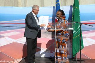 WALVIS BAY, 30 June 2025 - Minister of International Relations and Trade Selma Ashipala-Musavyi hands over the trading certificate to the Walvis Bay Salt Company CEO Andre Snyman, the first company to trade under the African Continental Free Trade Area (AfCFTA) framework the during the official launch of the Namibia’s first export consignment under the framework at Walvis Bay on Monday. This marked the country’s formal entry into Africa’s largest trade agreement. (Photo by: Isabel Bento) NAMPA
