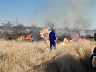 OUTJO, 20 July 2025- A veld fire erupted at a dumpsite at Outjo on Sunday afternoon. An estimated 5 hectares of grazing land was consumed by fire. Here a municipal firefighter is containing the veld fire (Photo: Dalene Kooper) NAMPA