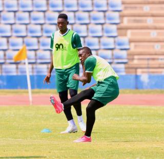FRANCISTOWN, 06 September 2025 – KK Palace Football Club’s attacking midfielder, Tuhafeni Elias Hambongo (right), pictured during the Brave Warriors training session at the Obed Itani Chilume stadium in Francistown, Botswana. (Photo by: Hesron Kapanga) NAMPA