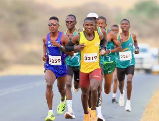 KARIBIB, 20 Sepetember 2025 - Long-distance runners representing the Namibian Police Force (NamPol) and Namibia Correctional Service, Matias Simon (in blue) and Simon Paulus (in yellow) while in action during the 11th edition of the QKR Namibia Navachab half-marathon in Karibib. (Photo by: Hesron Kapanga) NAMPA
