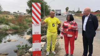 WINDHOEK, 03 NOVEMBER 2025 - City of Windhoek Mayor Ndeshihafela Larandja (C) and Chief Executive Officer (CEO) of Santam Namibia Franco Feris (R) pictured during the unveiling of Flood water depth marker and warning signs in Hochland Park, Windhoek. (Photo: Esther Gabriel) NAMPA