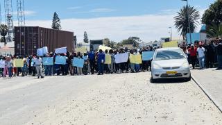 WALVIS BAY, 13 November 2025 -Employees of Princess Brand Processing demonstrating to petition the ministry of agriculture, fisheries, water and land reform over the looming retrenchments in Walvis Bay on Thursday. (Photo by: Isabel Bento) NAMPA