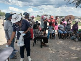 GROOTFONTEIN, 08 January 2026 - A team of community health workers at Grootfontein on Thursday discusses Cholera disease outbreak with some community members in the Kap n Bou informal area. (Photo by: Mulisa Simiyasa) NAMPA 