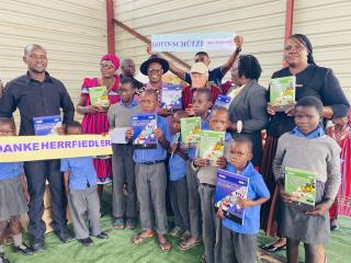 OKANKOLO, 04 February 2026 - A German national, Fiedler Wolfgang, on Wednesday donated textbooks to Okankolo Combined School in the Oshikoto Region. (Photo by: Max Henrich) NAMPA