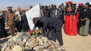 SWAKOPMUND, 28 MAY 2026 - Chiefs of the Zeraeua and !Oe-ǂGan Traditional Authorities Ombara Manase Christian Zeraeua and Gaob Immanuel ǂNu-axa ǃGâseb laying a wreath on the Ovaherero and Nama Genocide Monument at the Swakopmund Memorial Park, in remembrance of the 1904-1908 Genocide. (Photo by: Isabel Bento) NAMPA