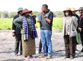 SIKONDO, 01 June 2026- President Netumbo Nandi‑Ndaitwah has praised the garlic trial at Sikondo Green Scheme during her visit to Sikondo Green Scheme in the Kapako Constituency in Kavango West Region.

(Photo: Lylie Joel)
NAMPA