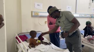 OMUTHIYA, 10 July 2026- Omuthiya constituency Councillor Erastus Nekomba gives fruits and a winter beanie to a child patient at Omuthiya District Hospital.

(Photo: Max Henrich) Nampa 