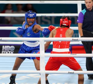 GLASGOW, 29 July 2026 – Namibia’s female boxer Mischa Monique Araes (in blue) in action against Sri Lankan Nadeeka Ranasinghe during the 51kg women division at the Commonwealth Games in Glasgow, Scotland. (Photo: Hesron Kapanga) NAMPA