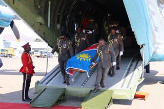WINDHOEK, 21 August 2026 – Members of the Namibia Defence Forces offloading one of the two caskets that contain the mortal remains of liberation struggle heroes Festus Nehale and Simon Petrus Niilenge at Hosea Kutako International Airport. (Photo: Andreas Thomas) NAMPA
