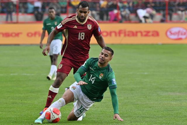 Bolivia's midfielder Robson Matheus (Bottom) and Venezuela's midfielder Cristian Casseres fight for the ball during the 2026 FIFA World Cup South American qualifiers football match between Bolivia and Venezuela, at the Municipal stadium, in El Alto, Bolivia, on September 5, 2024. (Photo by AIZAR RALDES / AFP)