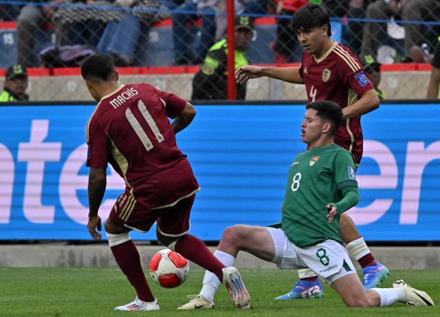 Bolivia's defender Luis Paz (C), Venezuela's forward Darwin Machis (L) and Venezuela's defender Jon Aramburu fight for the ball during the 2026 FIFA World Cup South American qualifiers football match between Bolivia and Venezuela, at the Municipal stadium, in El Alto, Bolivia, on September 5, 2024. (Photo by AIZAR RALDES / AFP)