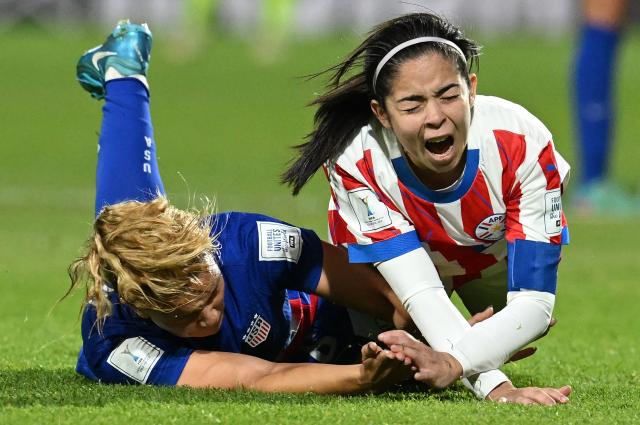 USA's midfielder Claire Hutton (L) and Paraguay's midfielder Adriana Martinez fight for the ball during the 2024 FIFA U-20 Women's World Cup match between US and Paraguay at the Metropolitano de Techo stadium in Bogota on September 7, 2024. (Photo by Raul ARBOLEDA / AFP)