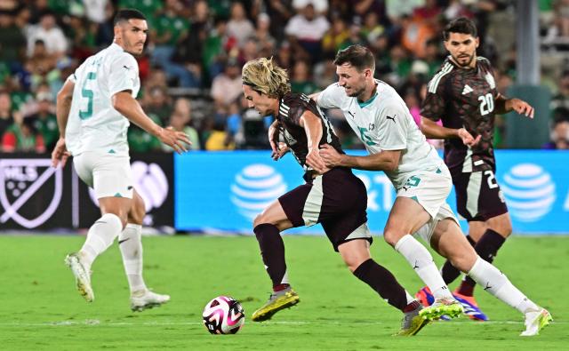 Mexico's #10 Sebastian Cordova (C) vies for the ball with New Zealand's Tommy Smith #15 during the international friendly football match between Mexico and New Zealand at the Rose Bowl Stadium in Pasadena, California, on September 7, 2024. (Photo by Frederic J. BROWN / AFP)