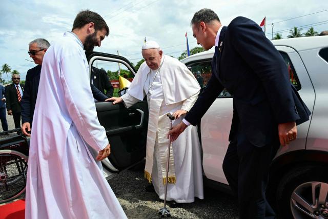 Pope Francis (C) arrives to meet Catholic faithful of the diocese of Vanimo in front of Holy Cross Cathedral in Vanimo, Papua New Guinea, on September 8, 2024. (Photo by Tiziana FABI / AFP)