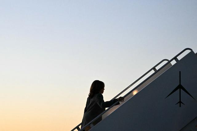 US Vice President Kamala Harris makes her way to board Air Force Two before departing Dane County Regional Airport in Madison, Wisconsin on September 20, 2024. Harris is returning to Washington, DC. (Photo by Mandel NGAN / AFP)