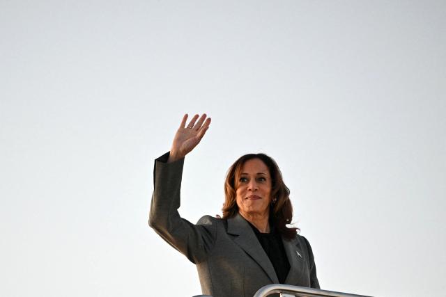 US Vice President Kamala Harris makes her way to board Air Force Two before departing Dane County Regional Airport in Madison, Wisconsin on September 20, 2024. Harris is returning to Washington, DC. (Photo by Mandel NGAN / AFP)