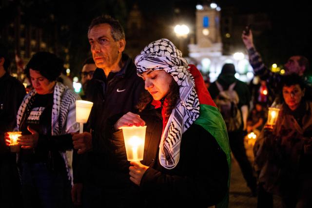 TOPSHOT - Demonstrators hold candles during a pro-Palestinian vigil within the framework of the first anniversary of the Israel-Hamas conflict in Buenos Aires on October 6, 2024. (Photo by TOMAS CUESTA / AFP)