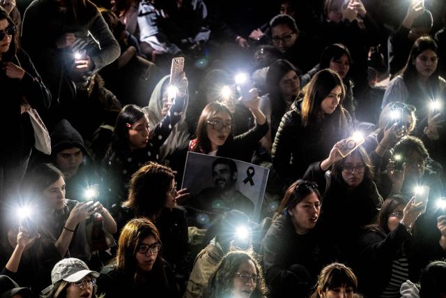 Fans light cellphones as they pay tribute to the late British singer Liam Payne at the Revolucion monument in Mexico City on October 17, 2024. Tributes poured for British singer Liam Payne, a former member of the best-selling boy band One Direction, after he plunged to his death from the balcony of a Buenos Aires hotel on October 16. (Photo by Yuri CORTEZ / AFP)