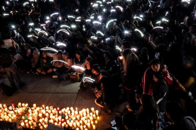 Fans light cellphones and candles as they pay tribute to the late British singer Liam Payne at the Revolucion monument in Mexico City on October 17, 2024. Tributes poured for British singer Liam Payne, a former member of the best-selling boy band One Direction, after he plunged to his death from the balcony of a Buenos Aires hotel on October 16. (Photo by Yuri CORTEZ / AFP)