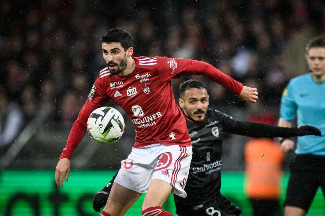 (FILES) Clermont-Ferrand's French midfielder Bilal Boutobba (R) fights for the ball with Brest's French midfielder Pierre Lees-Melou  during the French L1 football match Stade Brestois vs Clermont Foot 63 at the Francis Le Ble stadium on December 3, 2023 in Brest, western France. A major absentee from Brest's early-season campaign, Pierre Lees-Melou has returned to action after almost 5 months nursing an injury. (Photo by LOIC VENANCE / AFP)