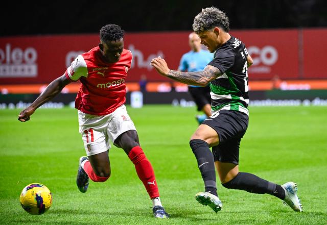 Sporting Braga's Portuguese midfielder #11 Roger Fernandes (L) is challenged by Sporting Lisbon's Uruguayan midfielder #20 Maximiliano Araujo during the Portuguese League football match between SC Braga and Sporting CP at the Municipal stadium of Braga on November 10, 2024. (Photo by Miguel RIOPA / AFP)