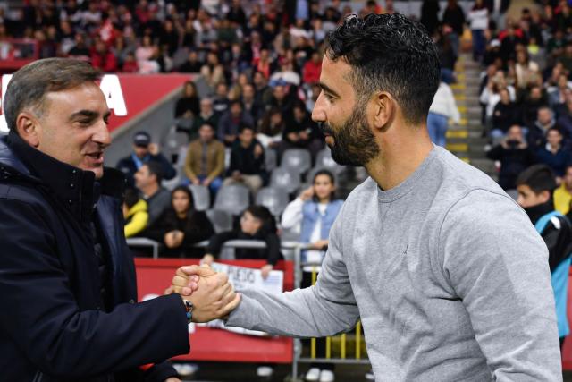 Sporting Lisbon's Portuguese coach Ruben Amorim (R) and Sporting Braga's Portuguese coach Carlos Carvalhal greet each other before the Portuguese League football match between SC Braga and Sporting CP at the Municipal stadium of Braga on November 10, 2024. (Photo by MIGUEL RIOPA / AFP)